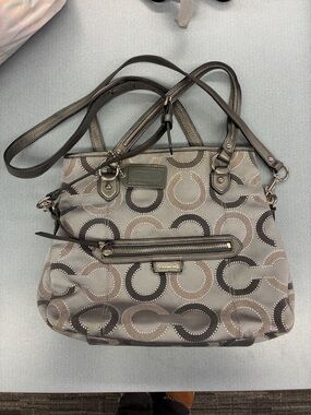 COACH Daisy Gray Outline Op Art Metallic Emma Tote Shoulder Bag
J1373-2912SE